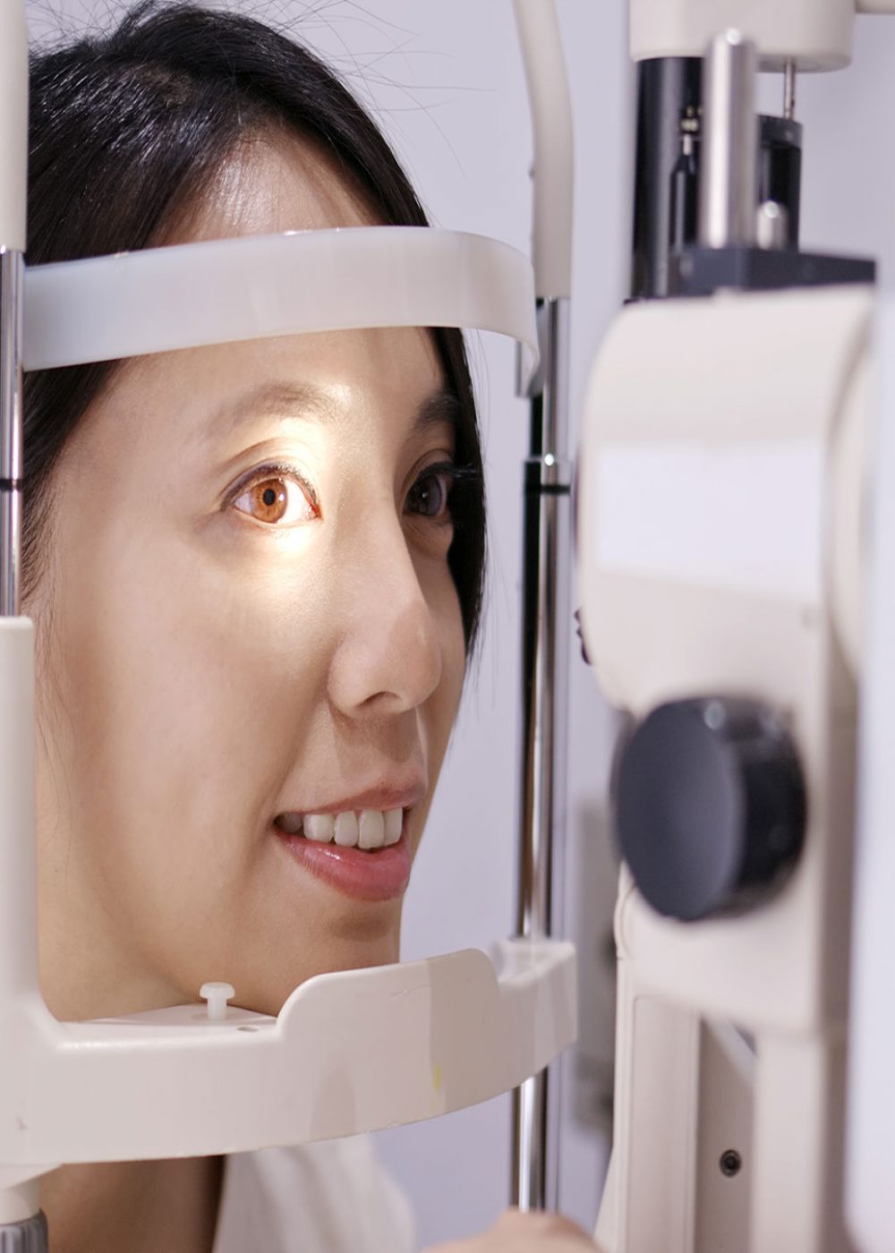 asian-woman-do-eye-test-at-clinic